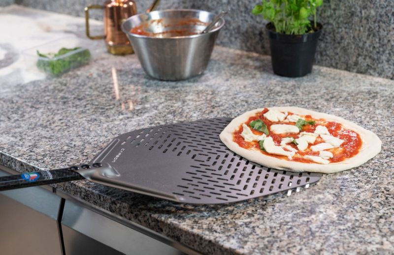 Pelle à pizza en aluminium anodisé, rectangular perforée